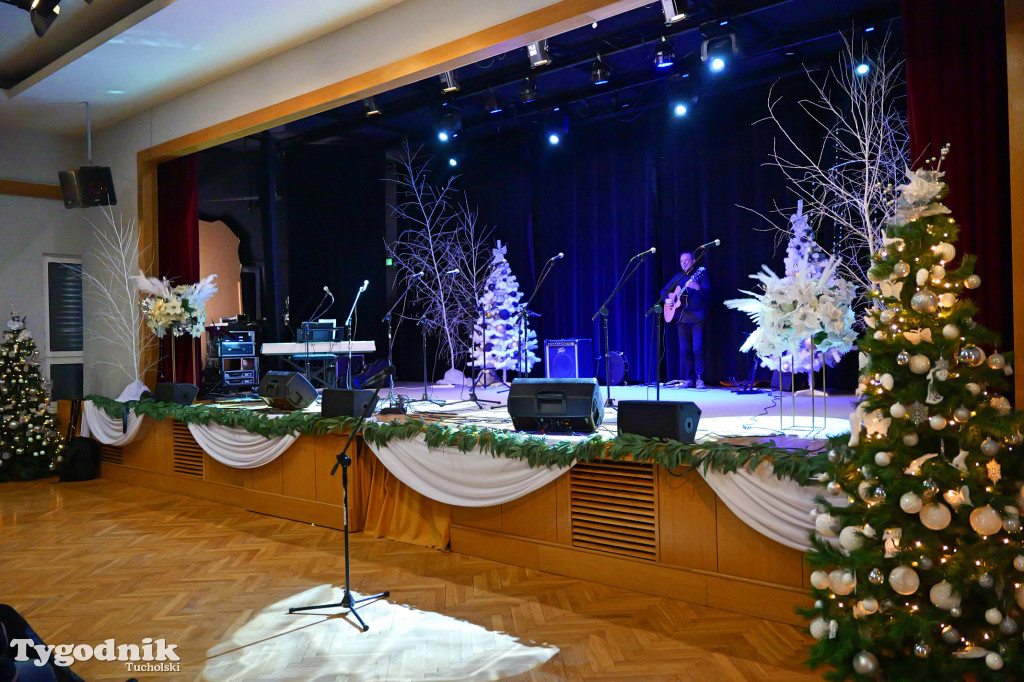 Koncert kolęd i pastorałek w Tucholi. Dziesiątki osób na scenie