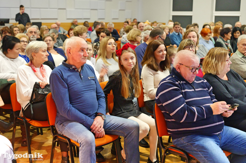 Koncert kolęd i pastorałek w Tucholi. Dziesiątki osób na scenie