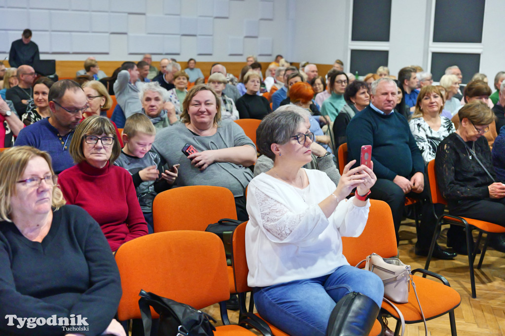 Koncert kolęd i pastorałek w Tucholi. Dziesiątki osób na scenie