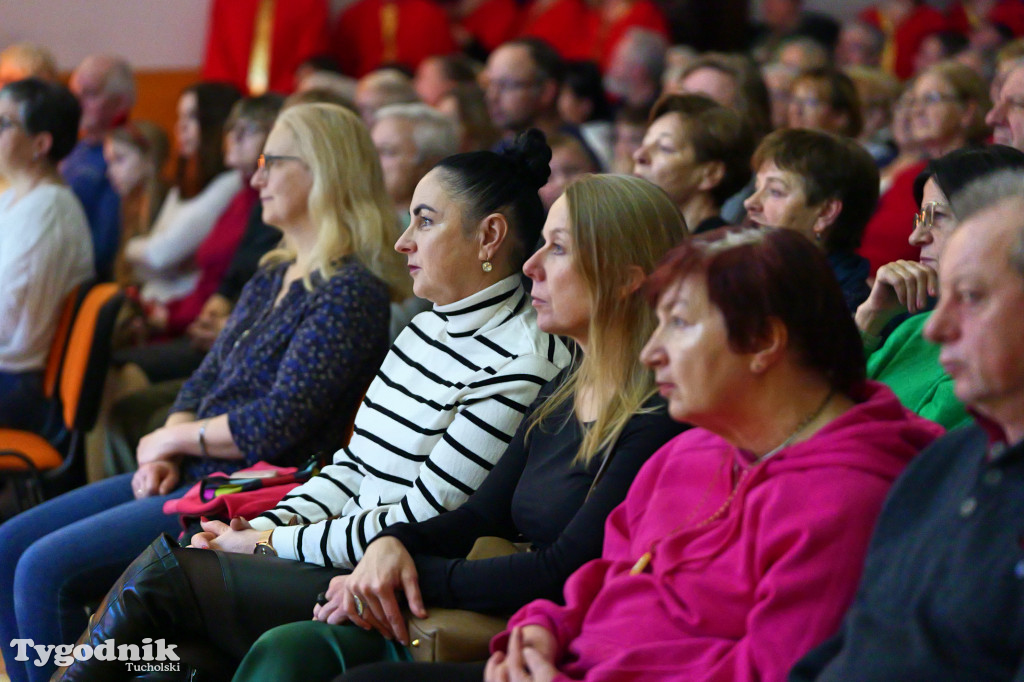 Koncert kolęd i pastorałek w Tucholi. Dziesiątki osób na scenie