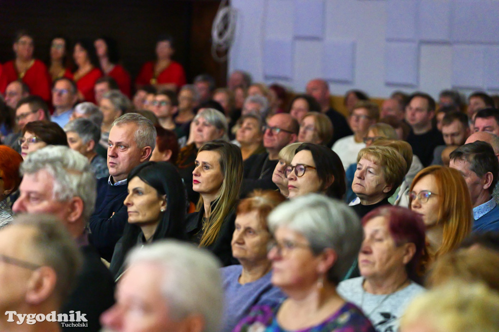 Koncert kolęd i pastorałek w Tucholi. Dziesiątki osób na scenie