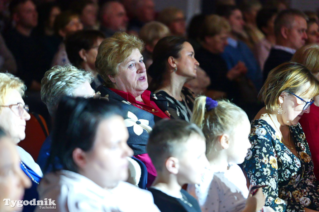 Koncert kolęd i pastorałek w Tucholi. Dziesiątki osób na scenie