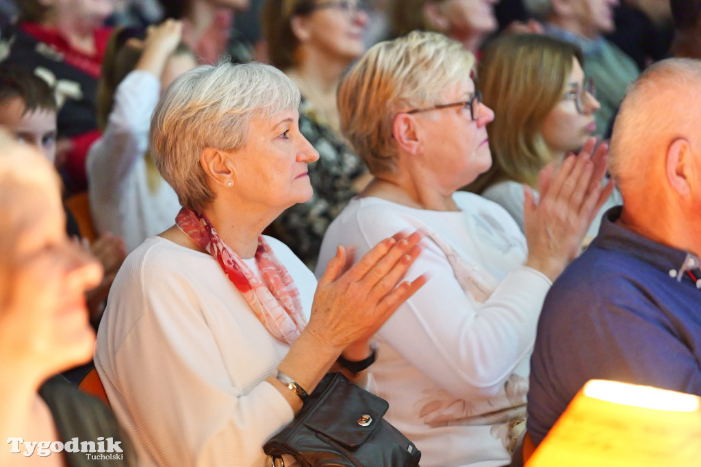 Koncert kolęd i pastorałek w Tucholi. Dziesiątki osób na scenie