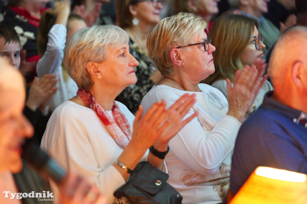 Koncert kolęd i pastorałek w Tucholi. Dziesiątki osób na scenie