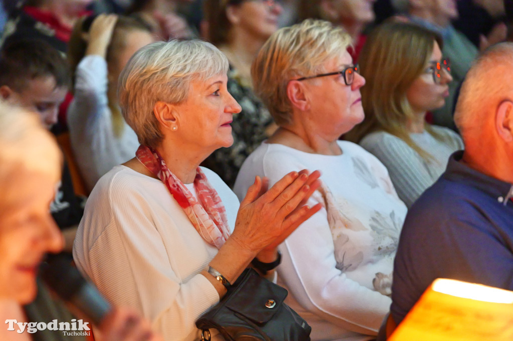 Koncert kolęd i pastorałek w Tucholi. Dziesiątki osób na scenie