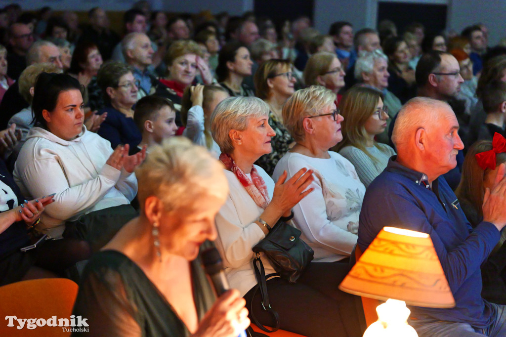 Koncert kolęd i pastorałek w Tucholi. Dziesiątki osób na scenie