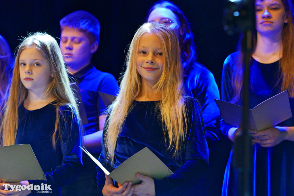 Koncert kolęd i pastorałek w Tucholi. Dziesiątki osób na scenie