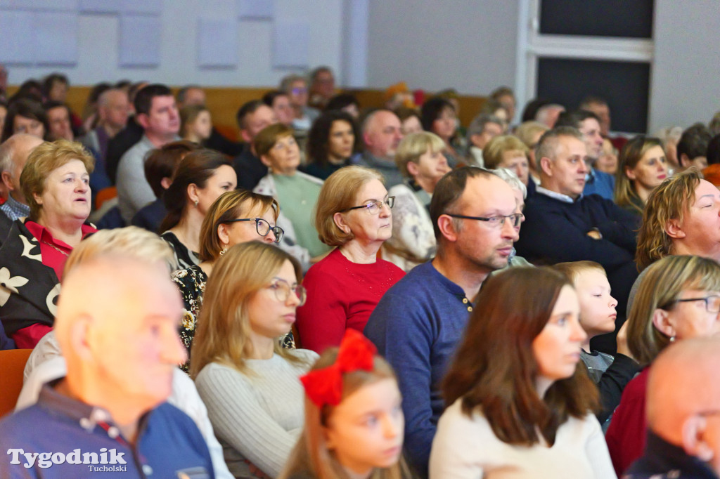 Koncert kolęd i pastorałek w Tucholi. Dziesiątki osób na scenie