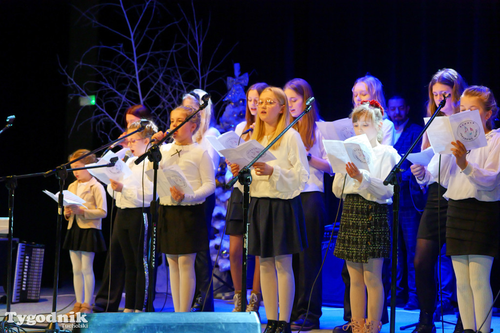 Koncert kolęd i pastorałek w Tucholi. Dziesiątki osób na scenie