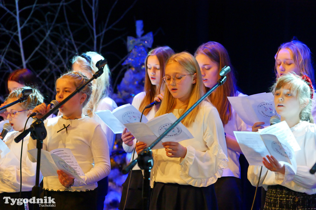 Koncert kolęd i pastorałek w Tucholi. Dziesiątki osób na scenie