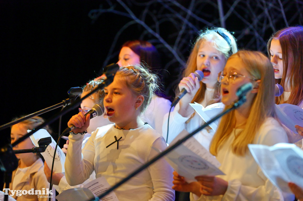 Koncert kolęd i pastorałek w Tucholi. Dziesiątki osób na scenie