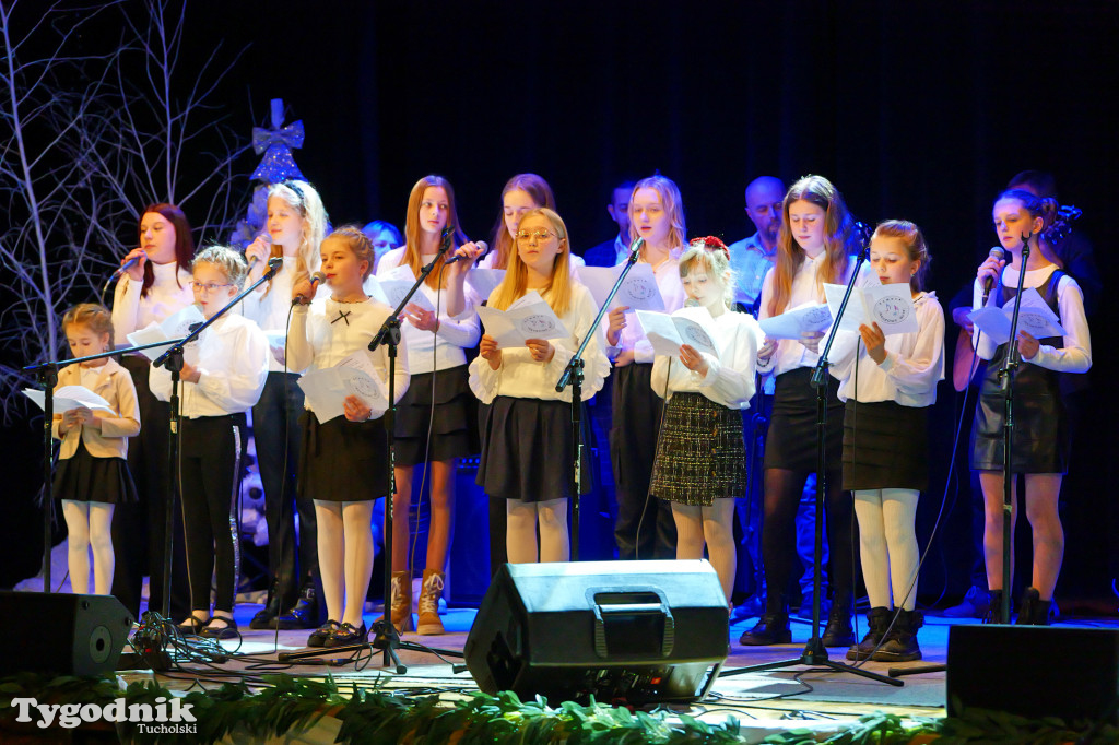 Koncert kolęd i pastorałek w Tucholi. Dziesiątki osób na scenie