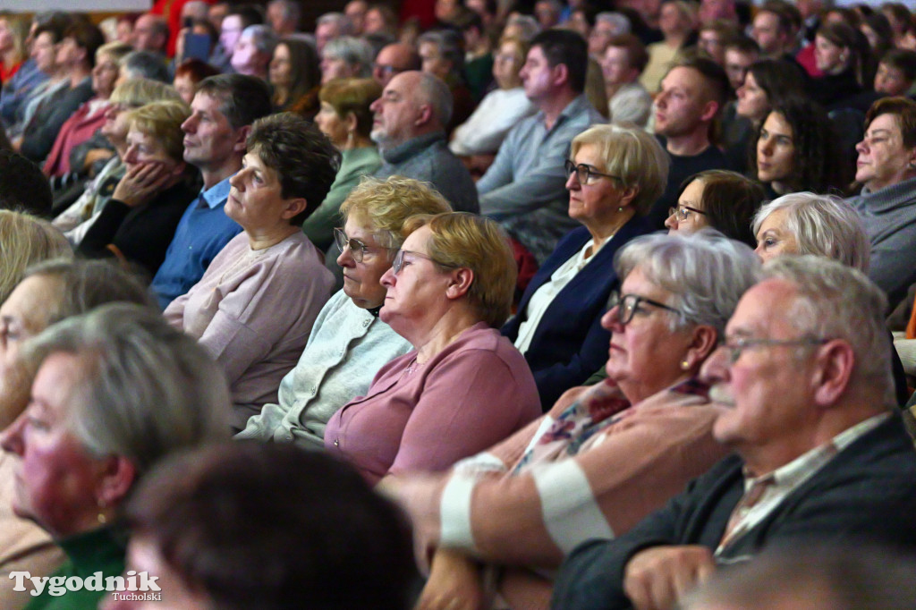 Koncert kolęd i pastorałek w Tucholi. Dziesiątki osób na scenie