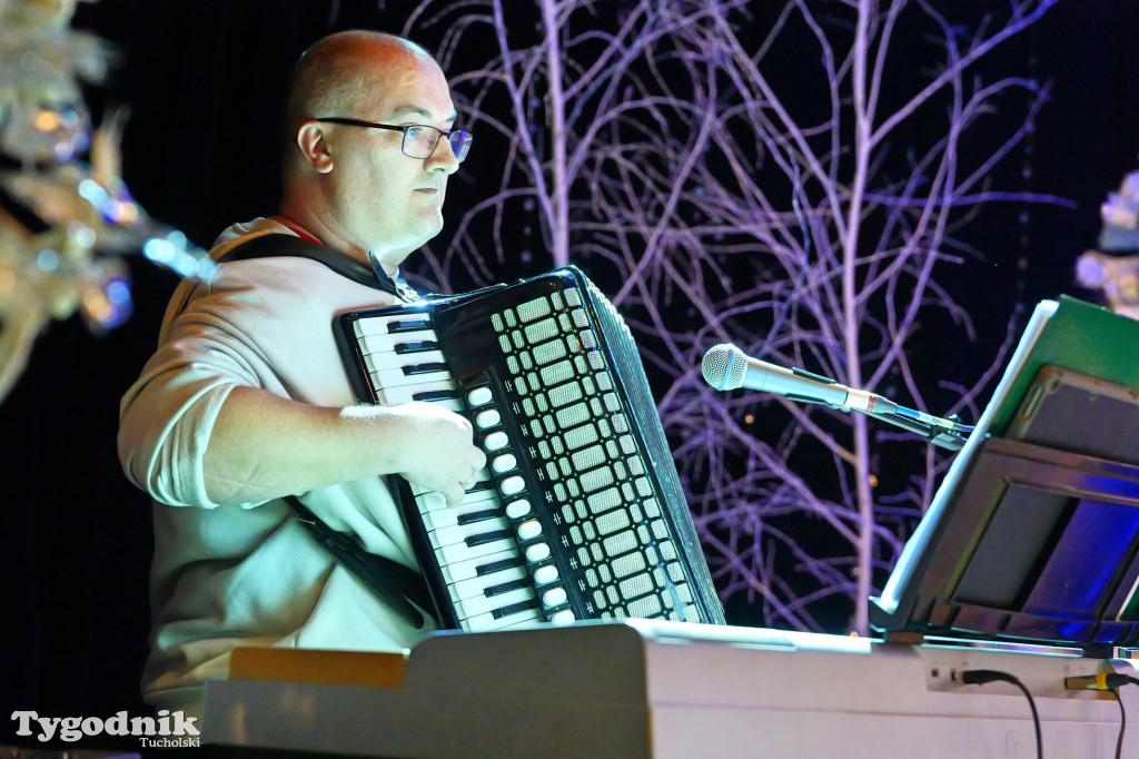 Koncert kolęd i pastorałek w Tucholi. Dziesiątki osób na scenie