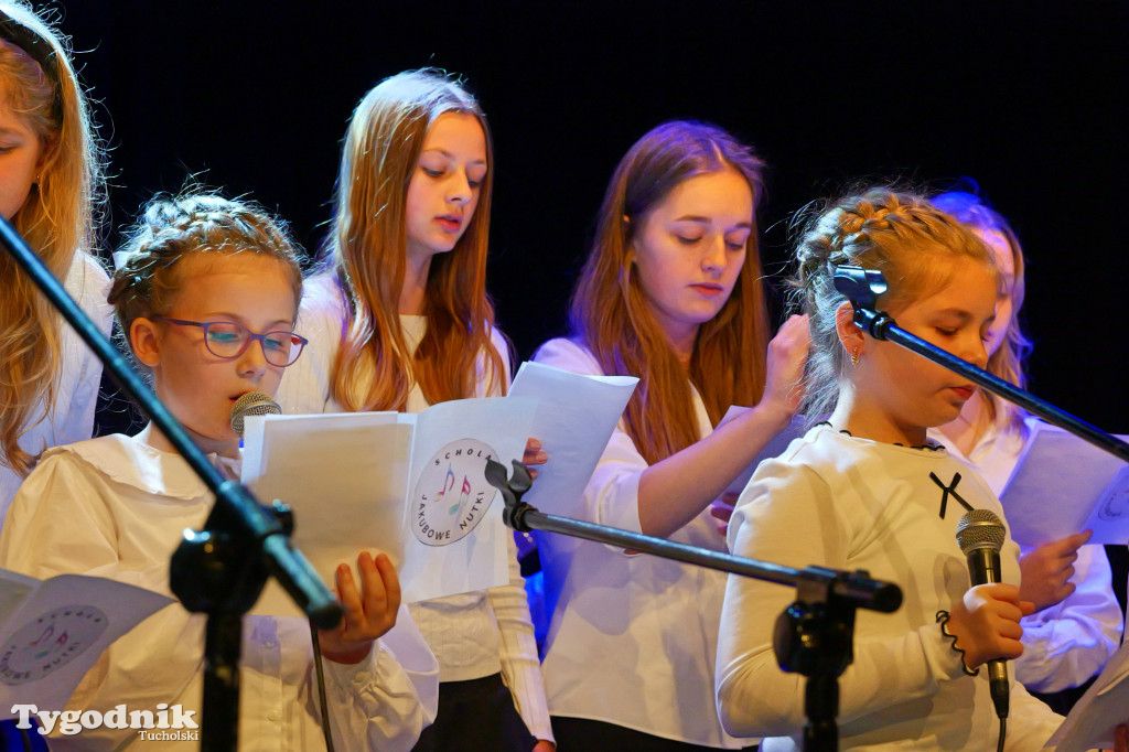 Koncert kolęd i pastorałek w Tucholi. Dziesiątki osób na scenie