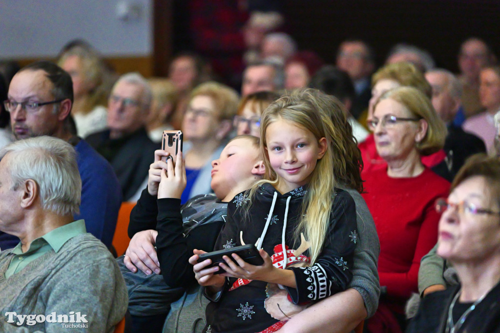 Koncert kolęd i pastorałek w Tucholi. Dziesiątki osób na scenie