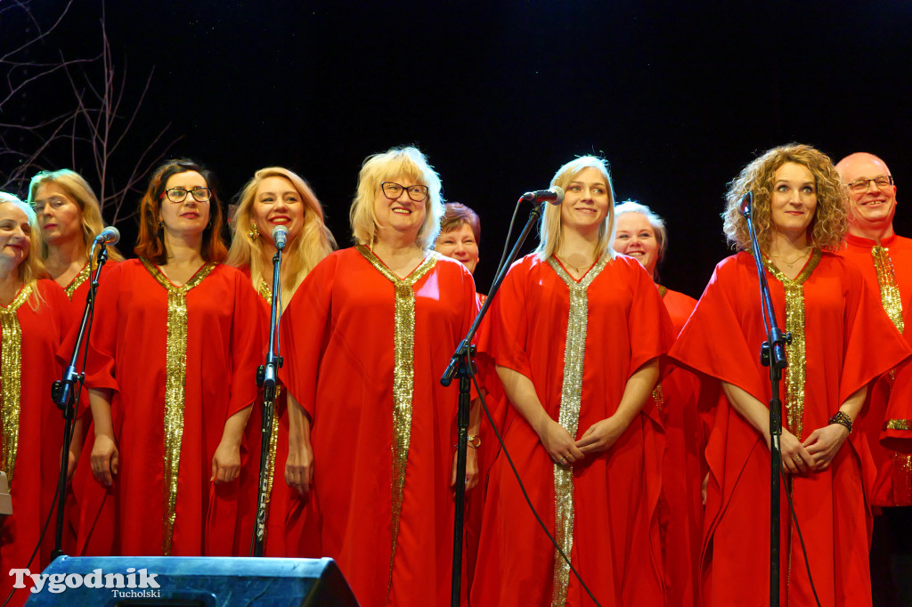 Koncert kolęd i pastorałek w Tucholi. Dziesiątki osób na scenie