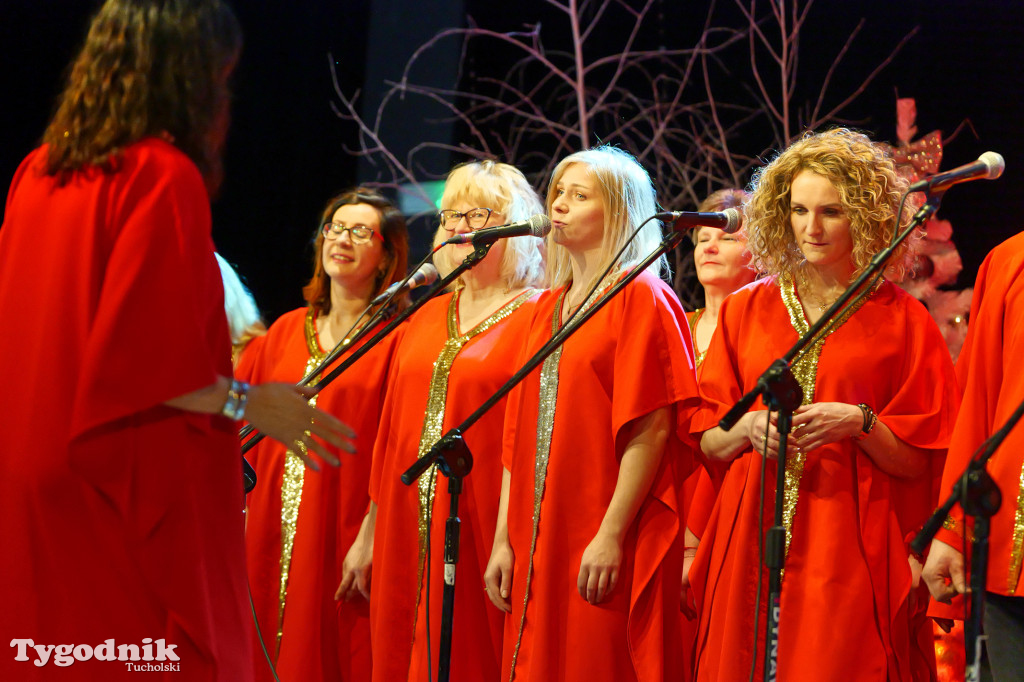 Koncert kolęd i pastorałek w Tucholi. Dziesiątki osób na scenie