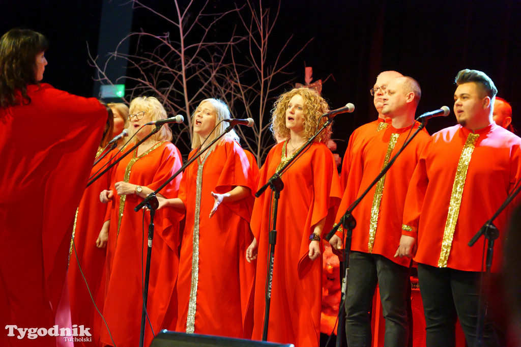 Koncert kolęd i pastorałek w Tucholi. Dziesiątki osób na scenie