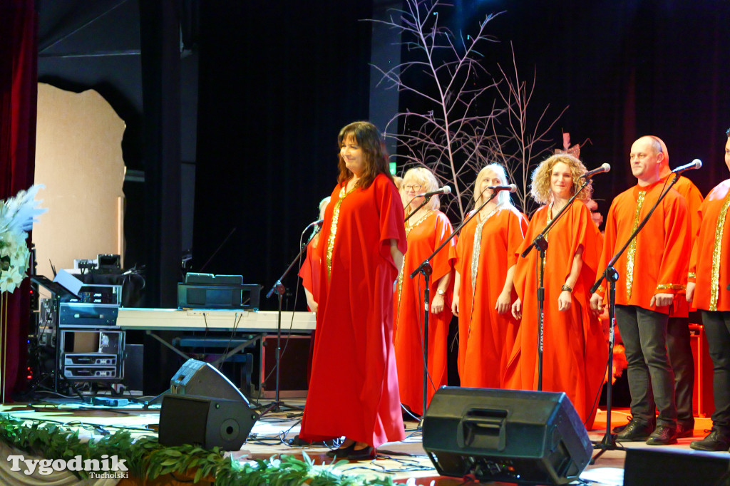 Koncert kolęd i pastorałek w Tucholi. Dziesiątki osób na scenie