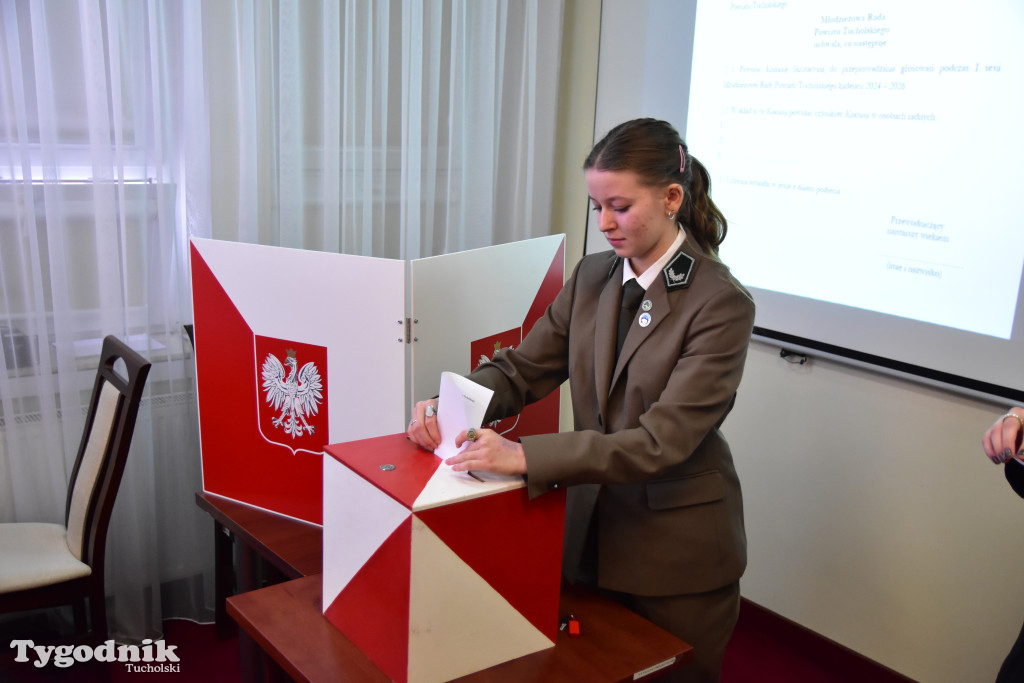 Młodzieżowa Rada Powiatu Tucholskiego wybrała swoje prezydium. Kto stanął na czele rady? / ZDJĘCIA