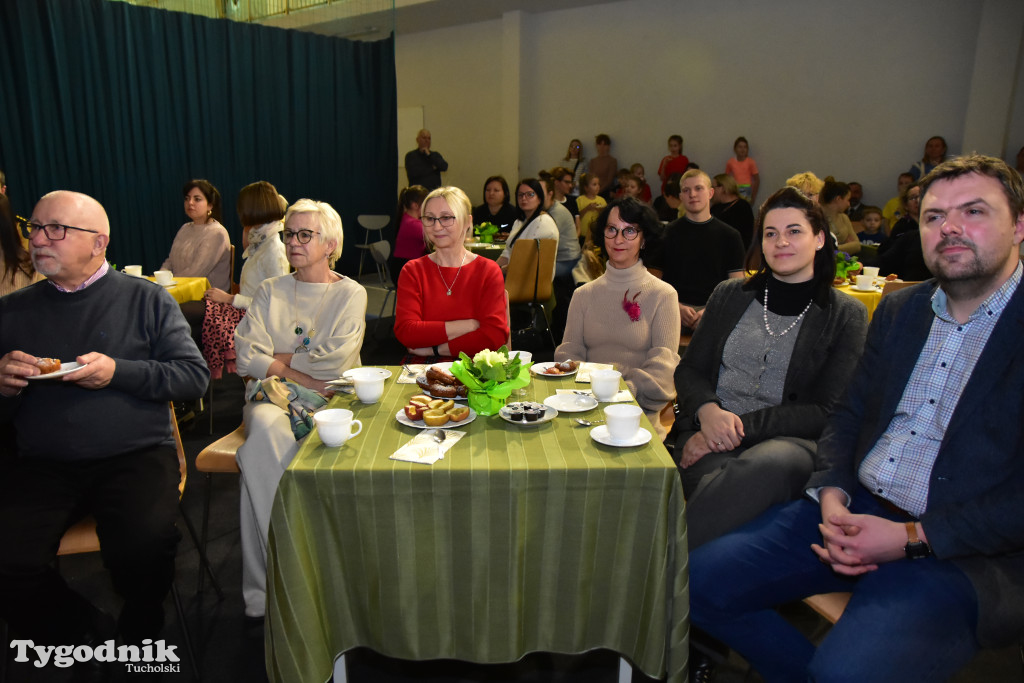 Uroczyste spotkanie przyjaciół szkoły w Bysławiu przy pieczonym jabłku i miłości w historycznych epokach / ZDJĘCIA