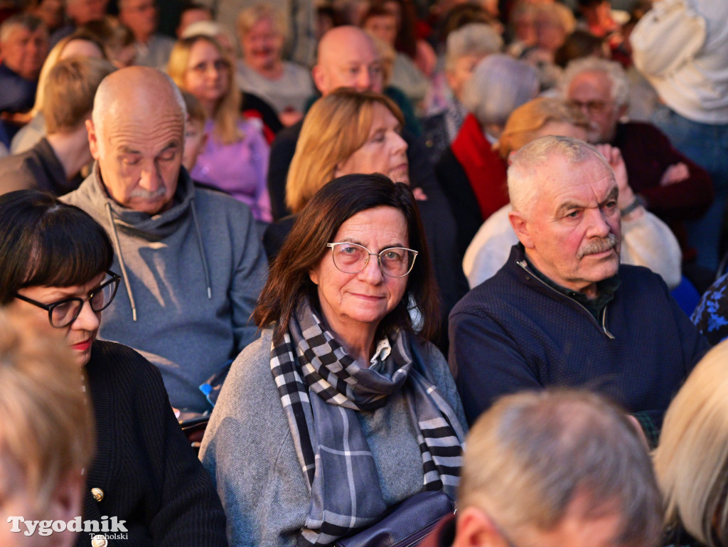 Randka w ciemno w Cekcynie! Szpakowaci ściągnęli tłum widzów