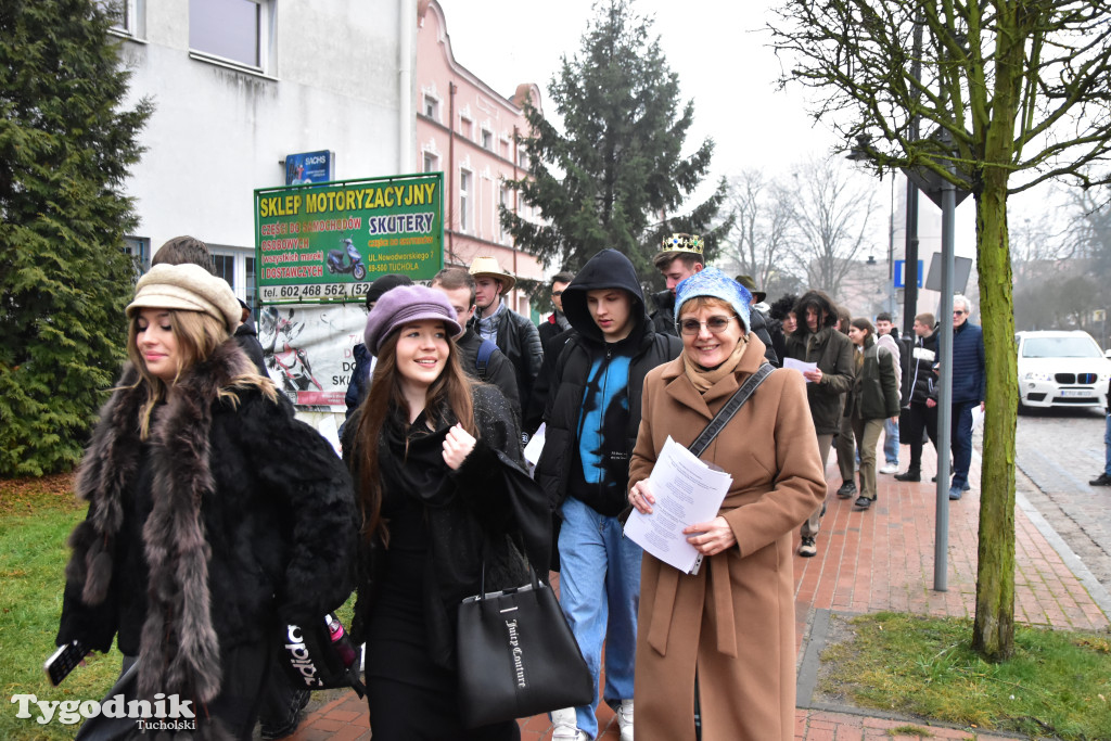 Tucholskimi ulicami przeszedł barwny korowód kolędników! Do łask powraca dawna tradycja?