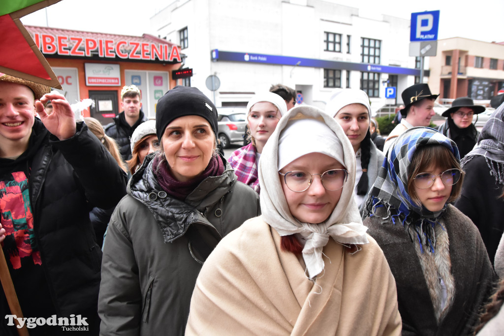 Tucholskimi ulicami przeszedł barwny korowód kolędników! Do łask powraca dawna tradycja?