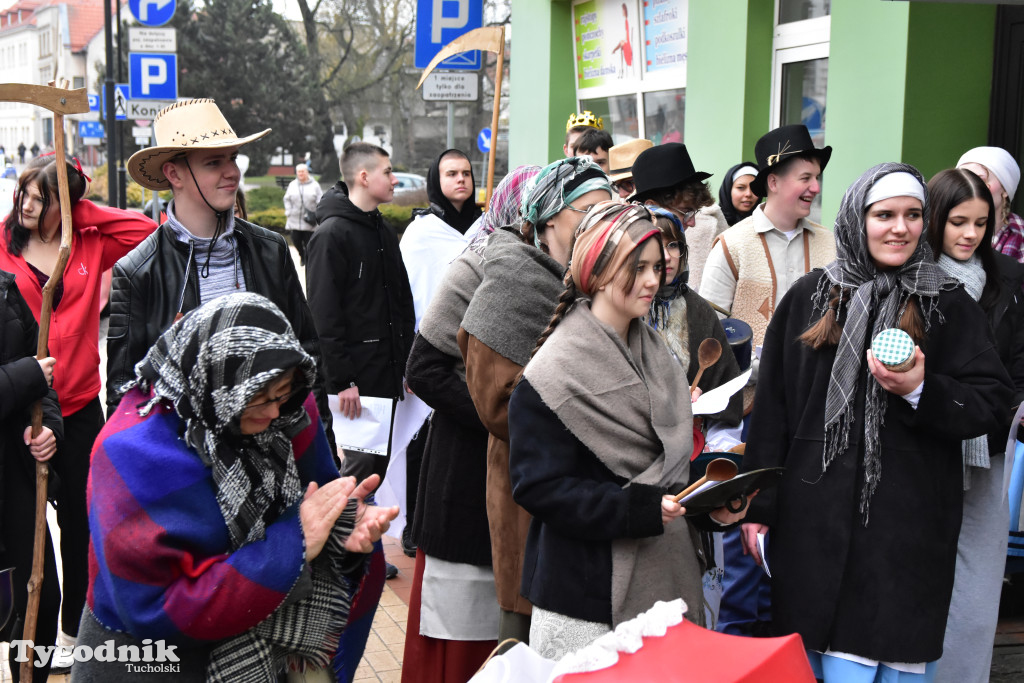 Tucholskimi ulicami przeszedł barwny korowód kolędników! Do łask powraca dawna tradycja?