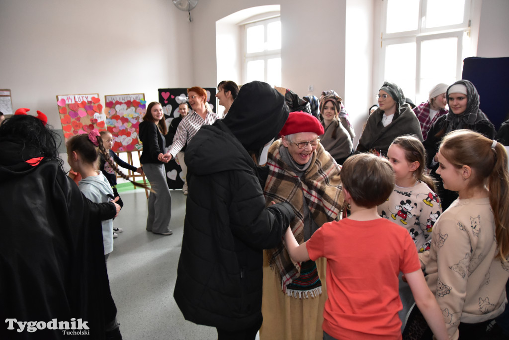 Tucholskimi ulicami przeszedł barwny korowód kolędników! Do łask powraca dawna tradycja?