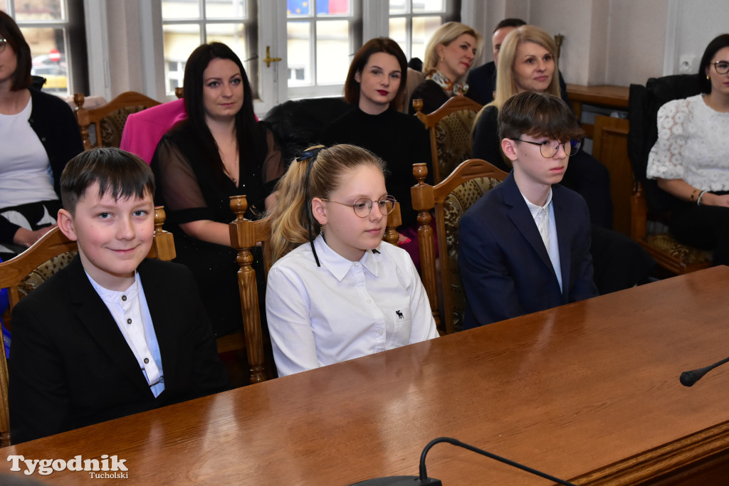 Tuchola: Najzdolniejsi uczniowie odebrali stypendia burmistrza / LISTA WYRÓŻNIONYCH + ZDJĘCIA