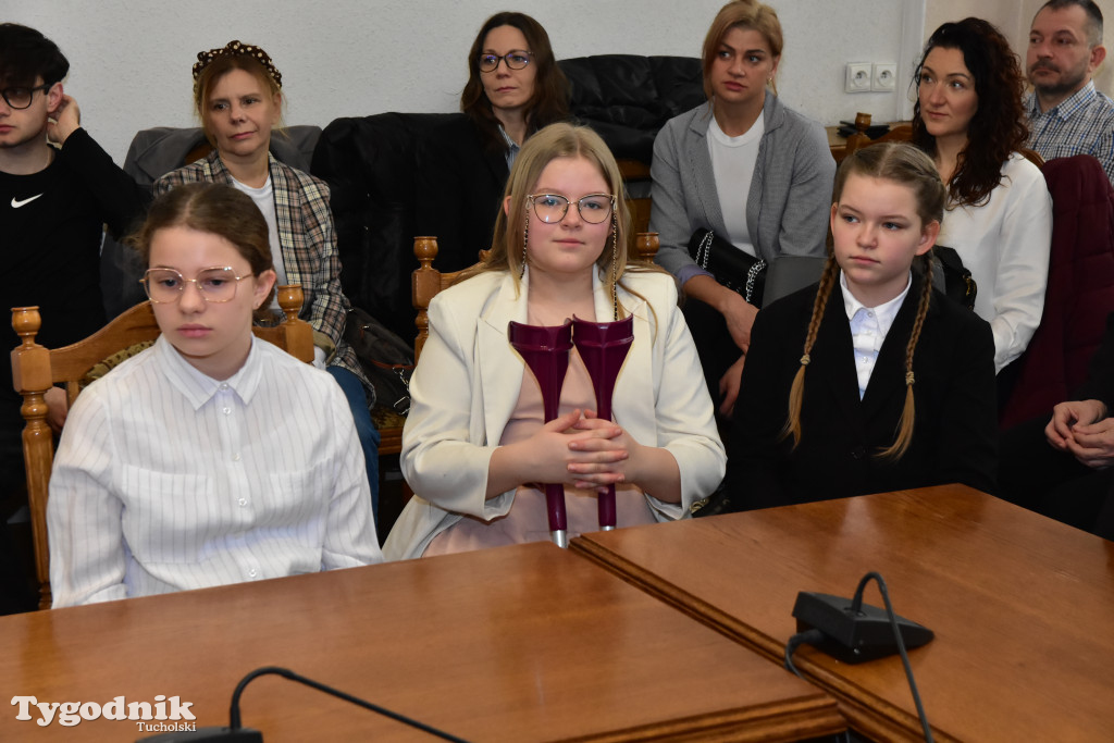Tuchola: Najzdolniejsi uczniowie odebrali stypendia burmistrza / LISTA WYRÓŻNIONYCH + ZDJĘCIA