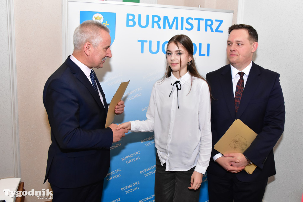 Tuchola: Najzdolniejsi uczniowie odebrali stypendia burmistrza / LISTA WYRÓŻNIONYCH + ZDJĘCIA