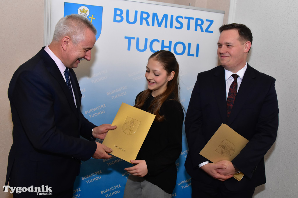 Tuchola: Najzdolniejsi uczniowie odebrali stypendia burmistrza / LISTA WYRÓŻNIONYCH + ZDJĘCIA