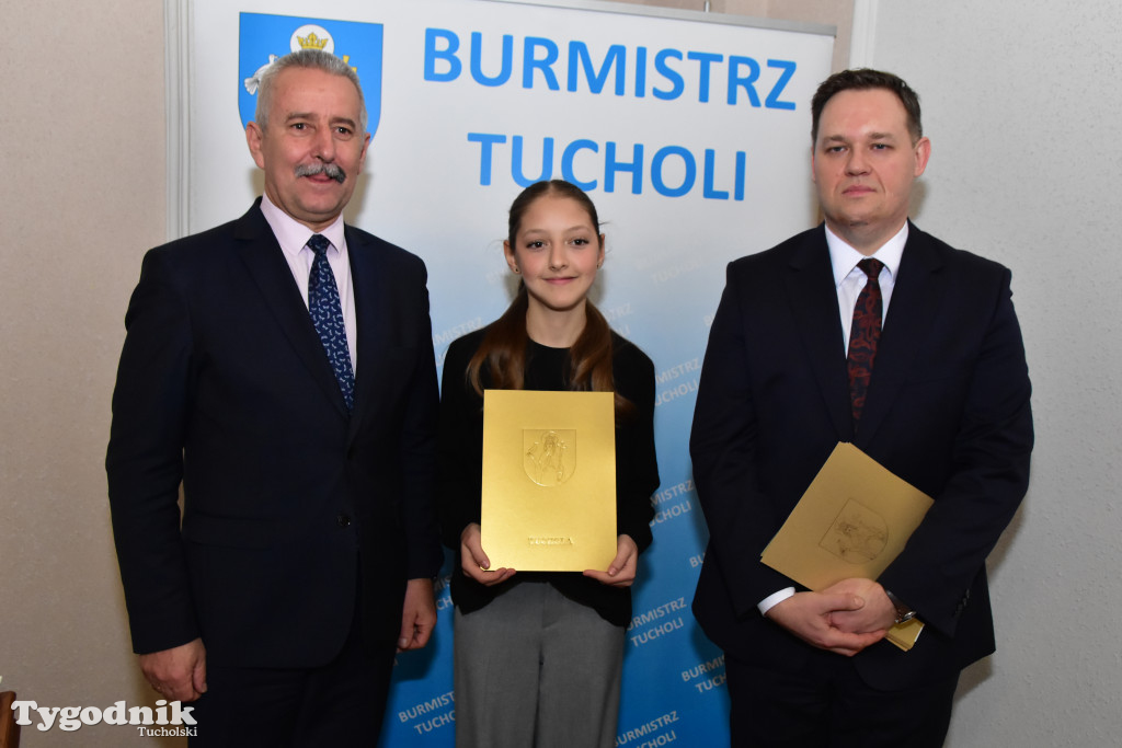 Tuchola: Najzdolniejsi uczniowie odebrali stypendia burmistrza / LISTA WYRÓŻNIONYCH + ZDJĘCIA