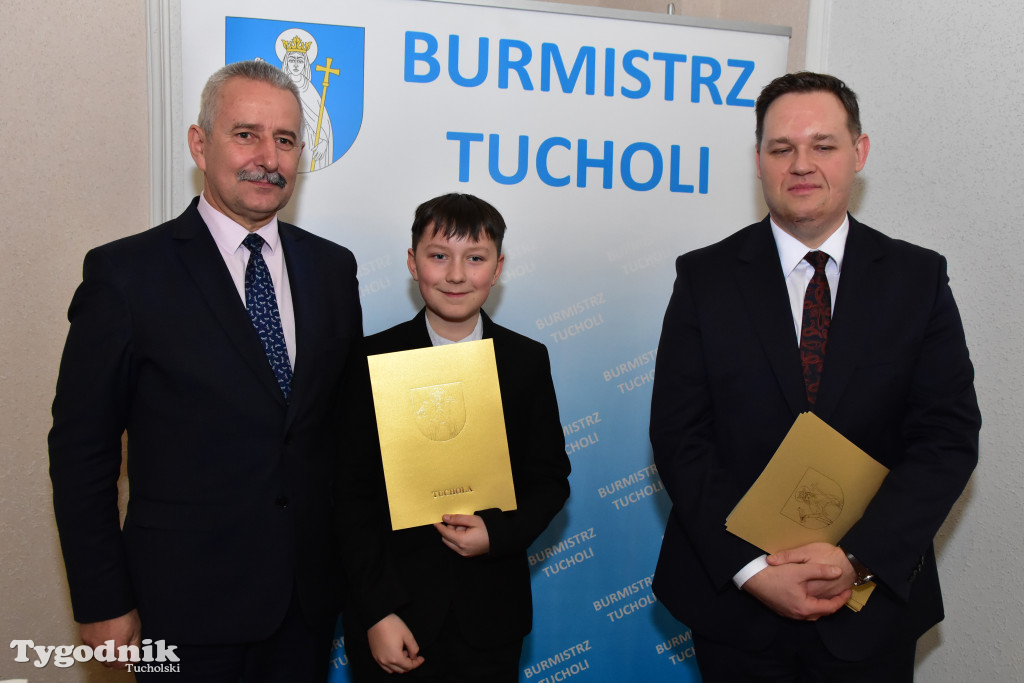 Tuchola: Najzdolniejsi uczniowie odebrali stypendia burmistrza / LISTA WYRÓŻNIONYCH + ZDJĘCIA