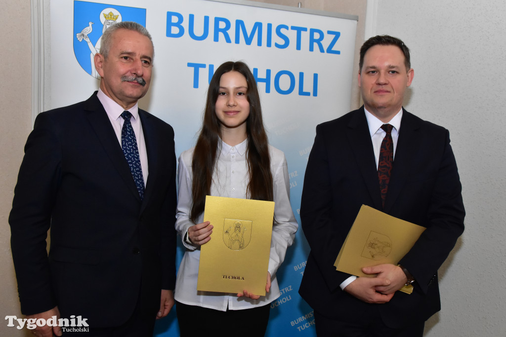 Tuchola: Najzdolniejsi uczniowie odebrali stypendia burmistrza / LISTA WYRÓŻNIONYCH + ZDJĘCIA