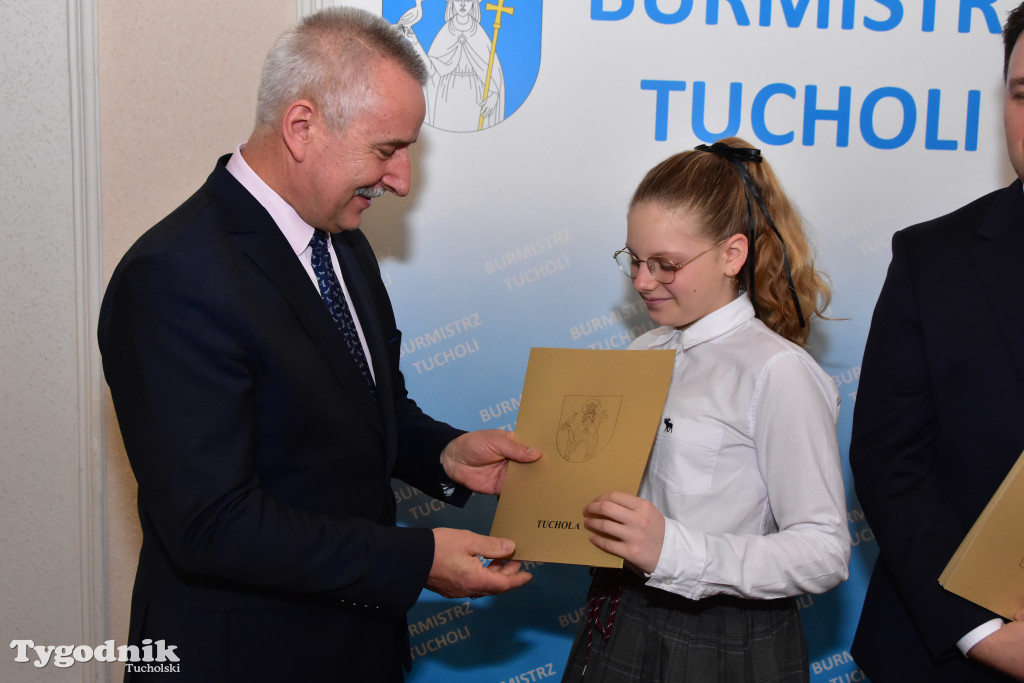Tuchola: Najzdolniejsi uczniowie odebrali stypendia burmistrza / LISTA WYRÓŻNIONYCH + ZDJĘCIA