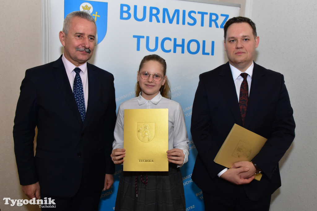 Tuchola: Najzdolniejsi uczniowie odebrali stypendia burmistrza / LISTA WYRÓŻNIONYCH + ZDJĘCIA