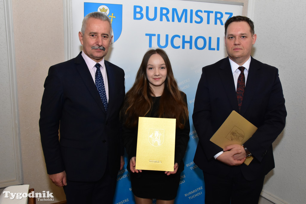 Tuchola: Najzdolniejsi uczniowie odebrali stypendia burmistrza / LISTA WYRÓŻNIONYCH + ZDJĘCIA