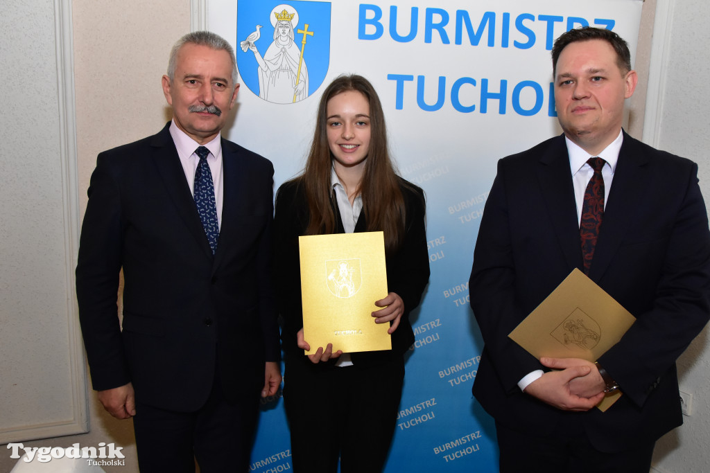 Tuchola: Najzdolniejsi uczniowie odebrali stypendia burmistrza / LISTA WYRÓŻNIONYCH + ZDJĘCIA