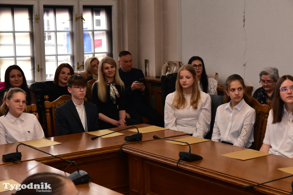 Tuchola: Najzdolniejsi uczniowie odebrali stypendia burmistrza / LISTA WYRÓŻNIONYCH + ZDJĘCIA