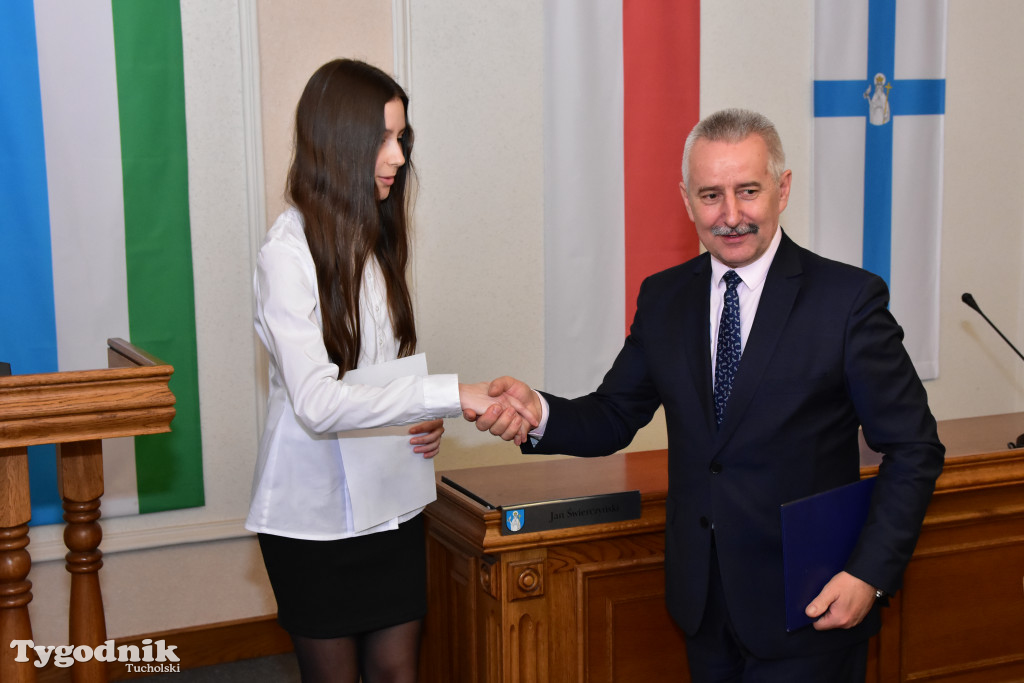 Tuchola: Najzdolniejsi uczniowie odebrali stypendia burmistrza / LISTA WYRÓŻNIONYCH + ZDJĘCIA