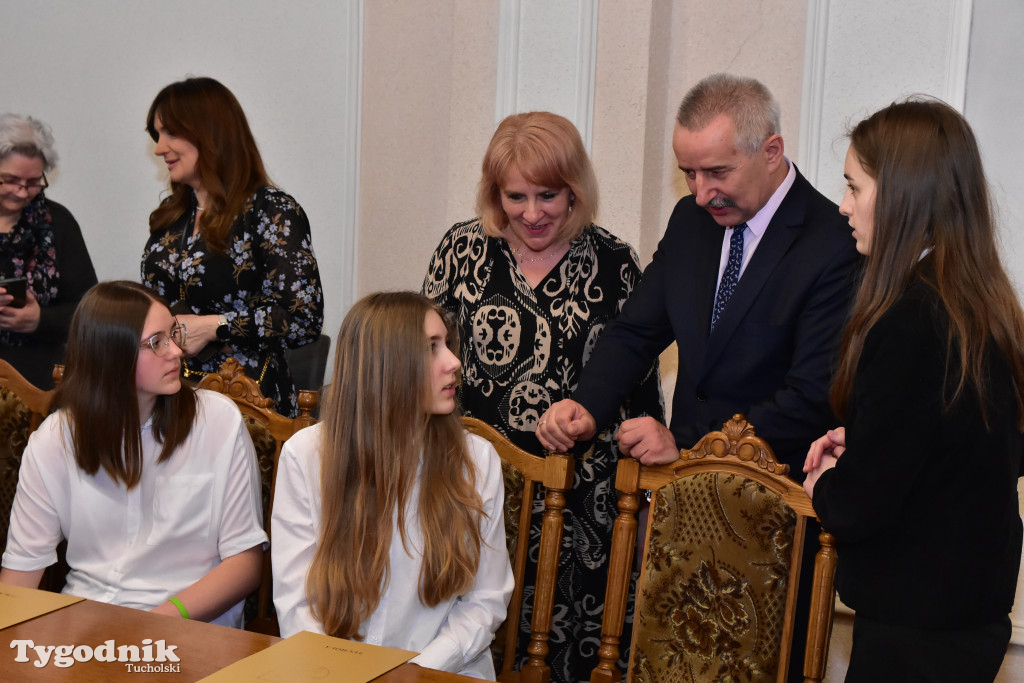 Tuchola: Najzdolniejsi uczniowie odebrali stypendia burmistrza / LISTA WYRÓŻNIONYCH + ZDJĘCIA