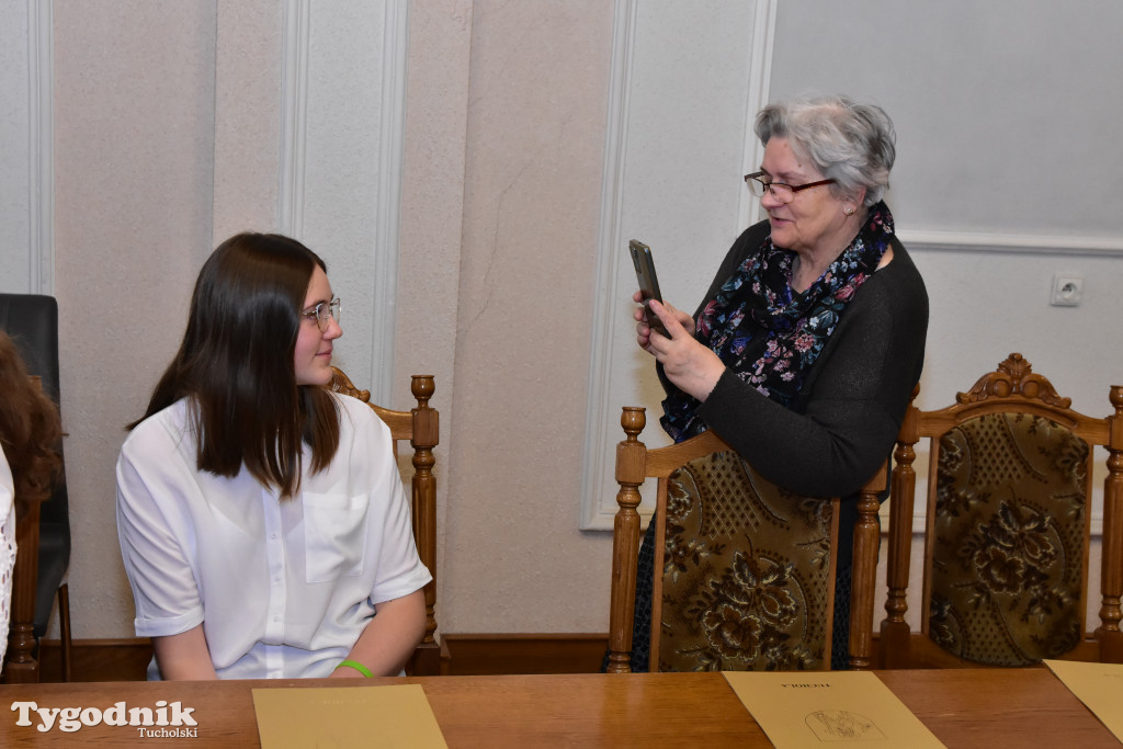 Tuchola: Najzdolniejsi uczniowie odebrali stypendia burmistrza / LISTA WYRÓŻNIONYCH + ZDJĘCIA