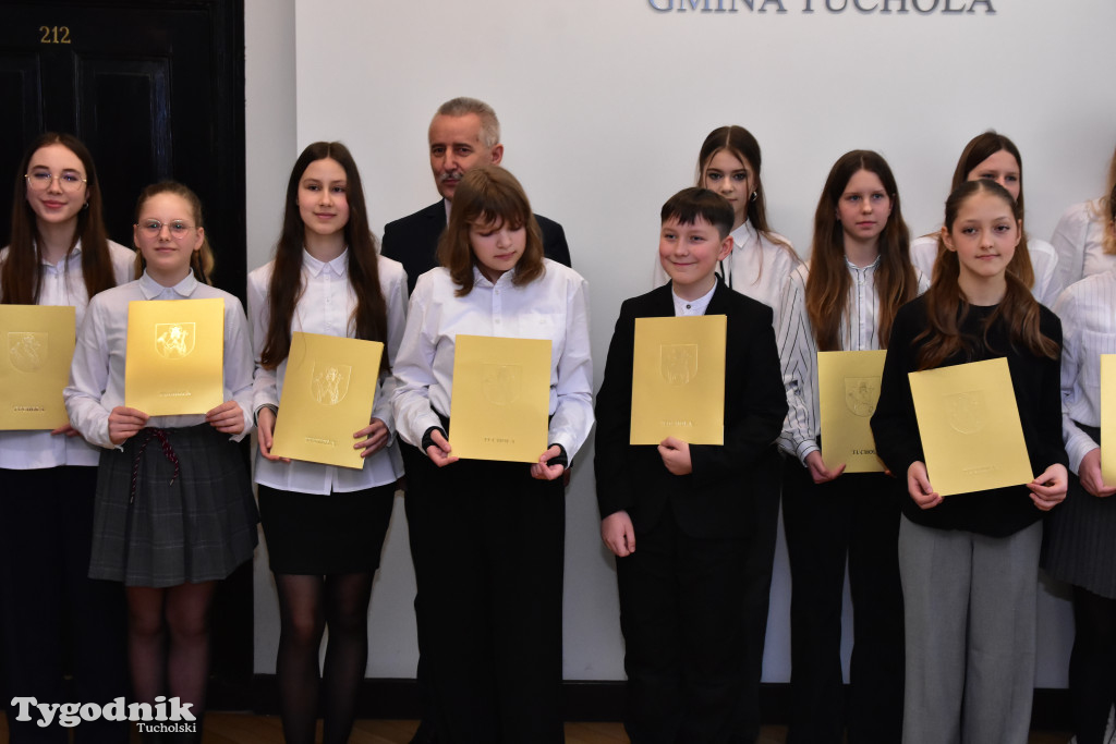 Tuchola: Najzdolniejsi uczniowie odebrali stypendia burmistrza / LISTA WYRÓŻNIONYCH + ZDJĘCIA