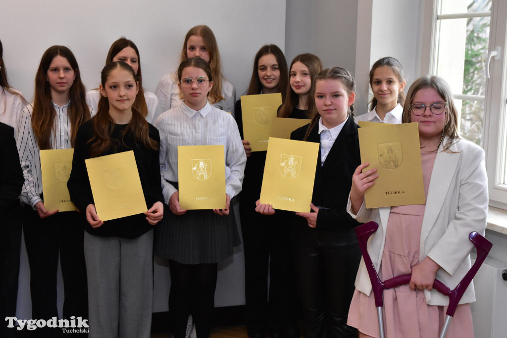 Tuchola: Najzdolniejsi uczniowie odebrali stypendia burmistrza / LISTA WYRÓŻNIONYCH + ZDJĘCIA