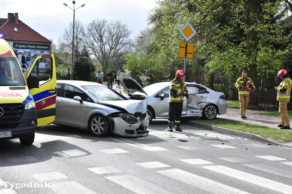 DZISIAJ (piątek, 18 kwietnia): Kolizja dwóch aut na ulicy świeckiej / ZDJĘCIA