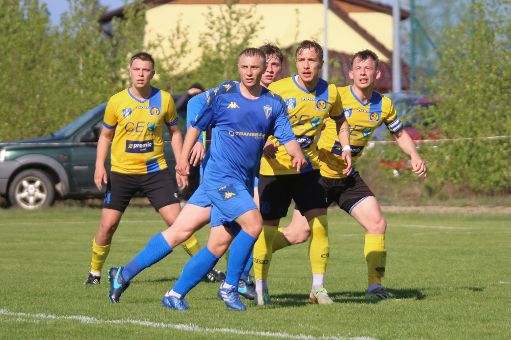 Klasa okręgowa: Rawys CEO Raciąż - Pomorzanin Toruń 3:2 (1:0). Bramki: G. Kokoladze (42, 60), Damian Rybacki (89)